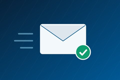 Transaktionaler E-Mail-Dienst von web-crossing Stilisierte Grafik: E-Mail-Umschlag mit gruenem Zustell-Haekchen und Tempolinien auf blauem Verlauf