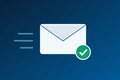 Stilisierte Grafik: E-Mail-Umschlag mit gruenem Zustell-Haekchen und Tempolinien auf blauem Verlauf